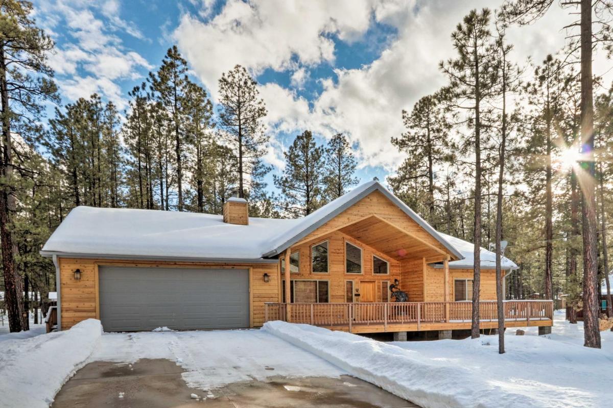 Lavish Cabin with Deck Less Than 3 Mi to Pinetop Country Club - image 2