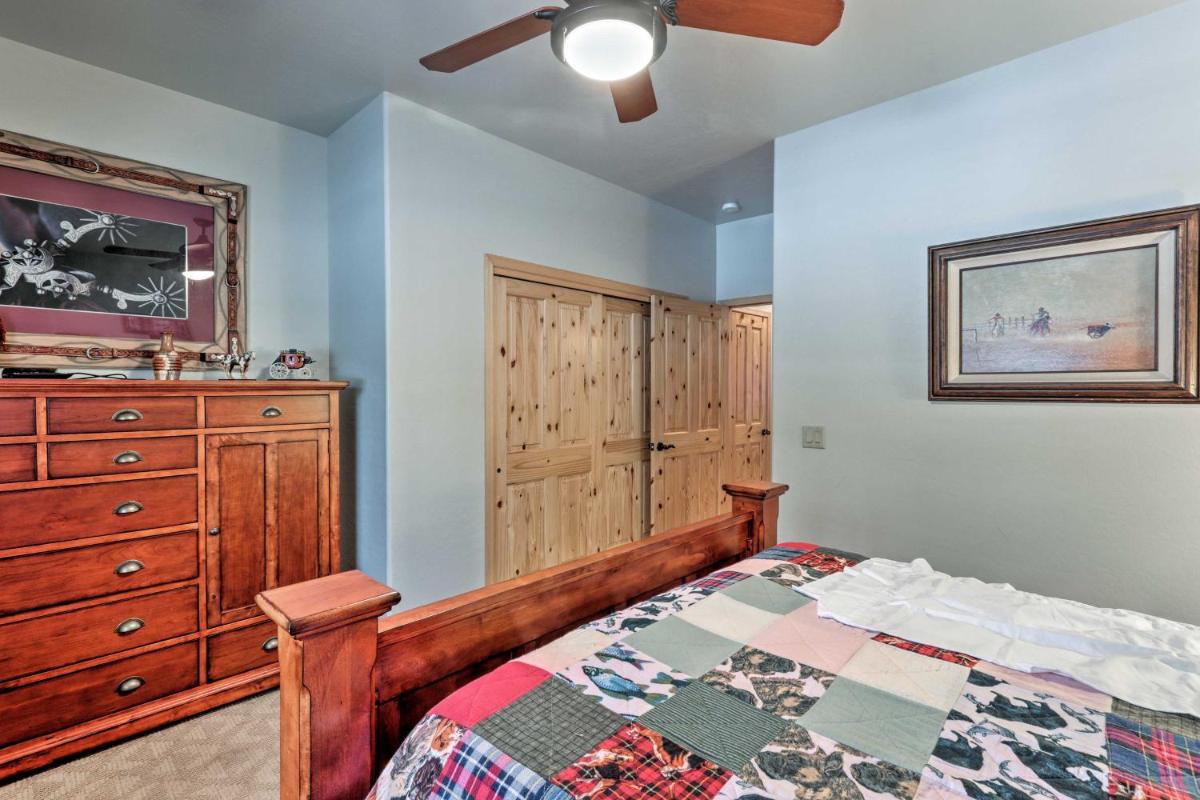 Lavish Cabin with Deck Less Than 3 Mi to Pinetop Country Club - image 6