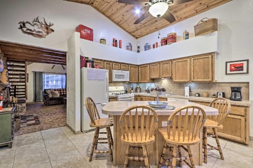 Pinetop Lakes Country Club Retreat with Porch