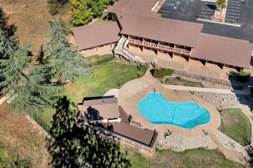 Pioneer Inn & Suites - image 2