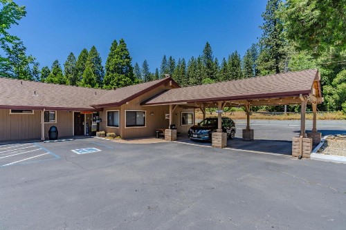 Pioneer Inn & Suites - image 31