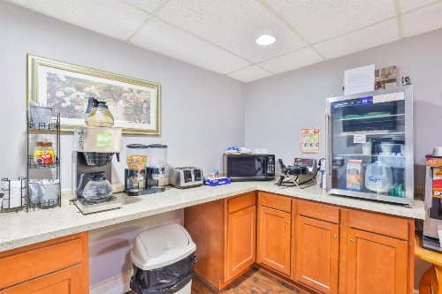 Americas Best Value Inn Pipestone - image 12