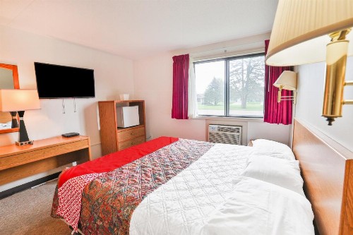 Americas Best Value Inn Pipestone - image 38