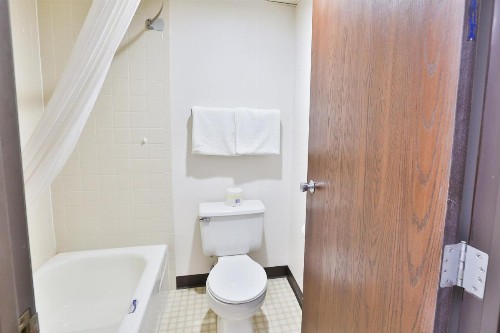 Americas Best Value Inn Pipestone - image 40