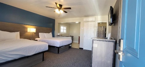 Beachwalker Inn & Suites - image 2