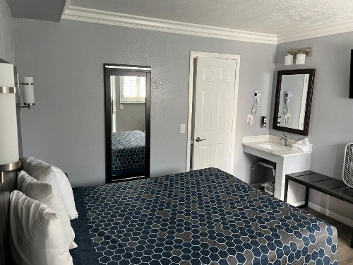 Sea Garden Motel - image 10