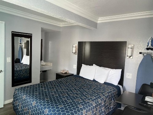 Sea Garden Motel - image 12