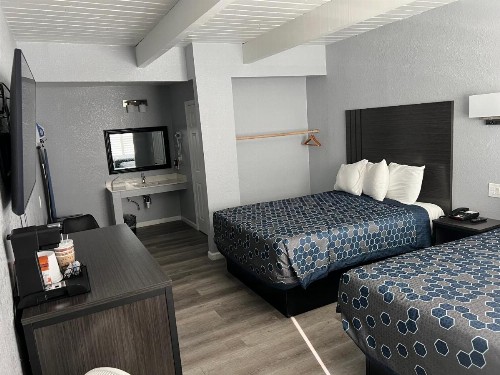Sea Garden Motel - image 14