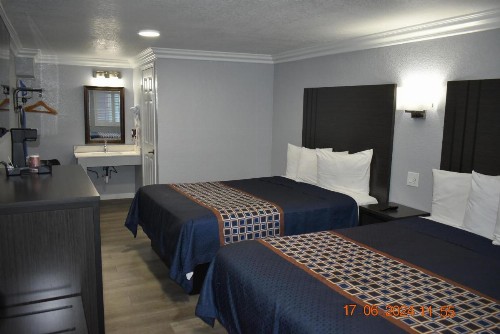 Sea Garden Motel - image 16
