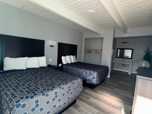 Sea Garden Motel - image 18