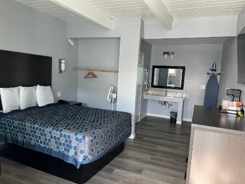 Sea Garden Motel - image 2