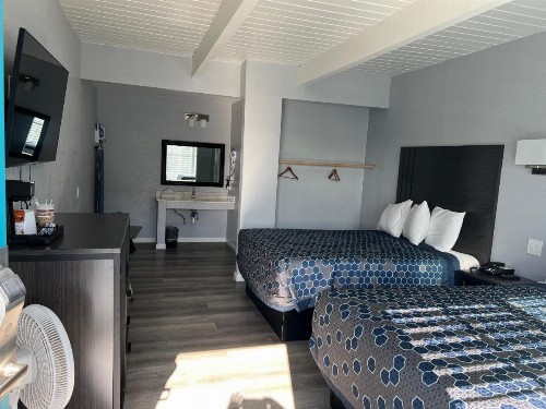 Sea Garden Motel - image 29