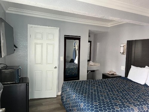 Sea Garden Motel - image 3