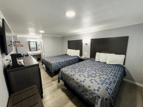 Sea Garden Motel - image 31