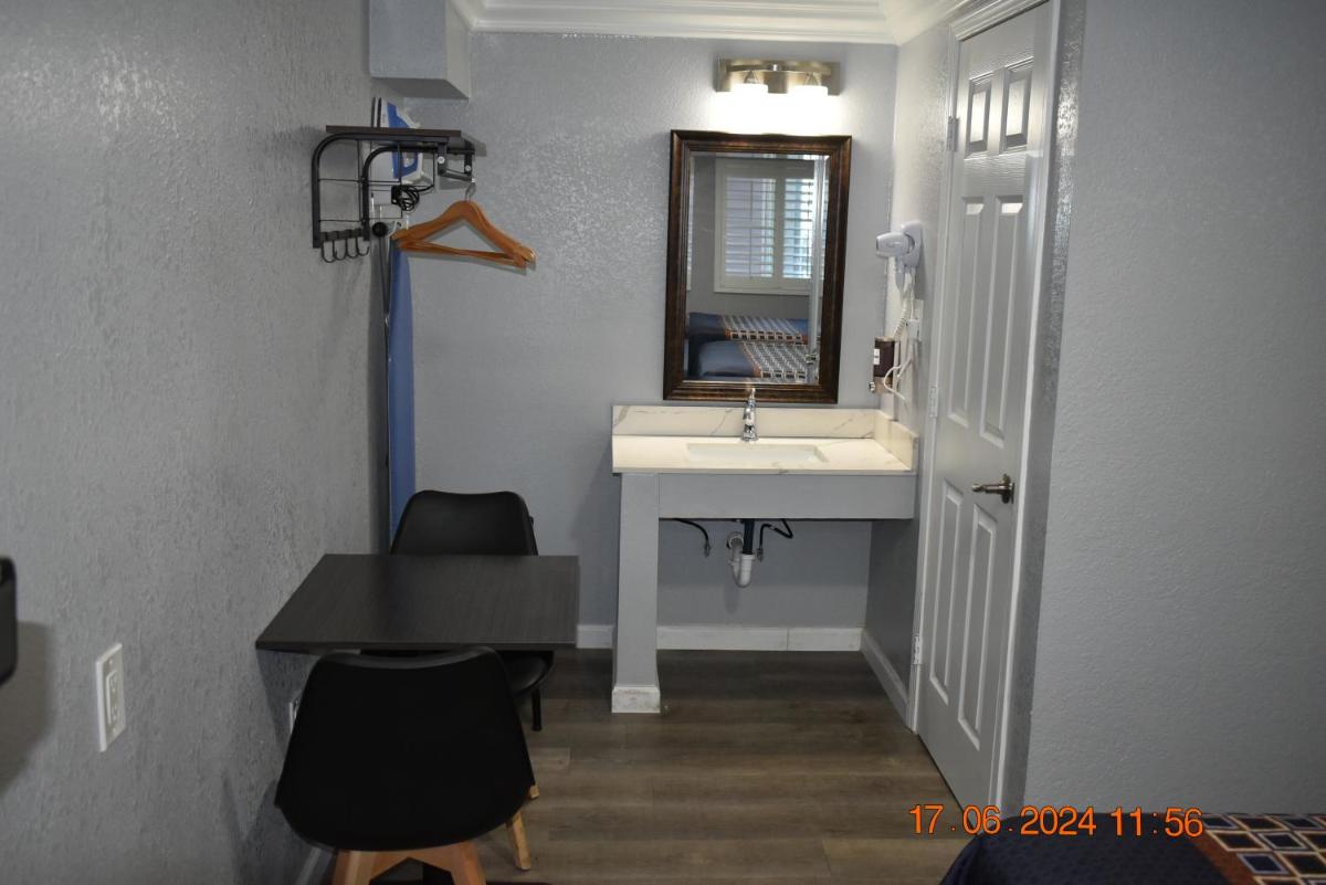 Sea Garden Motel - image 4