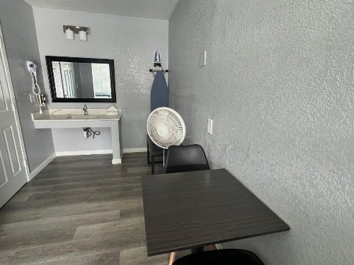Sea Garden Motel - image 6