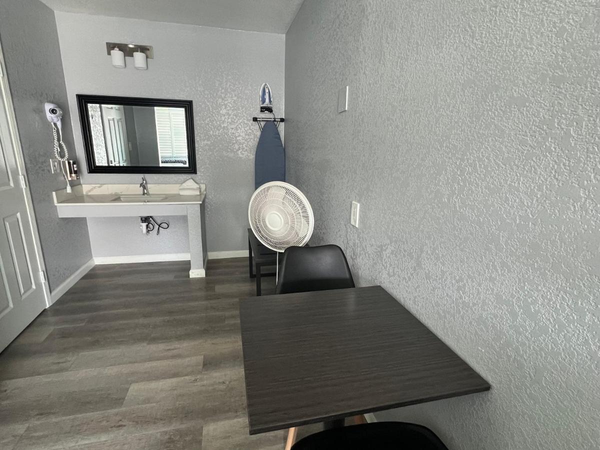 Sea Garden Motel - image 6