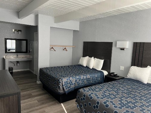Sea Garden Motel - image 8