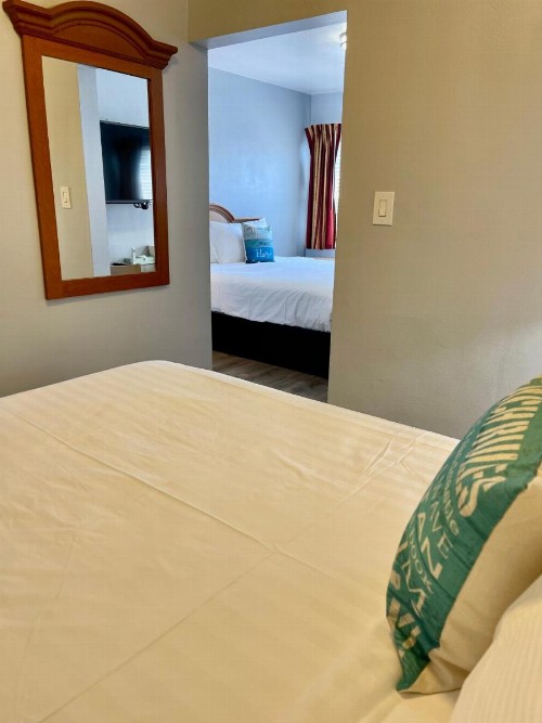 The Palomar Inn - image 12