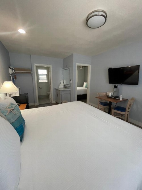 The Palomar Inn - image 37