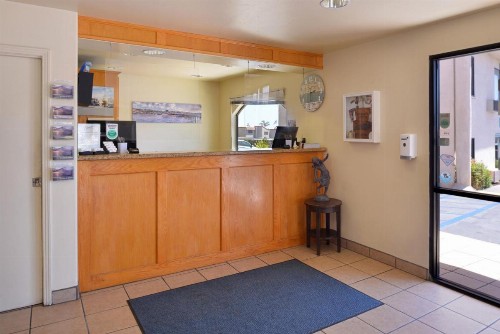 Edgewater Inn and Suites - image 16