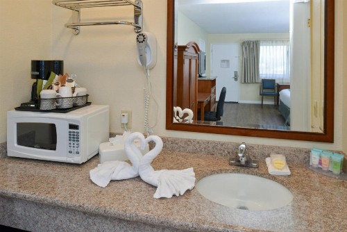 Edgewater Inn and Suites - image 18