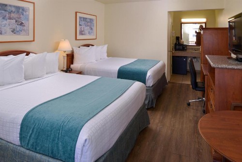 Edgewater Inn and Suites - image 23