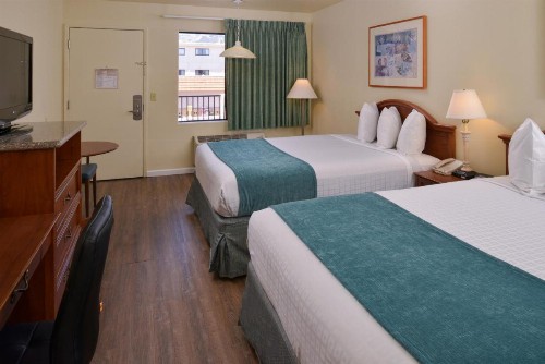 Edgewater Inn and Suites - image 24