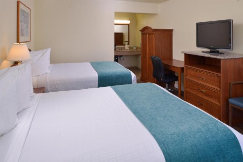 Edgewater Inn and Suites - image 25