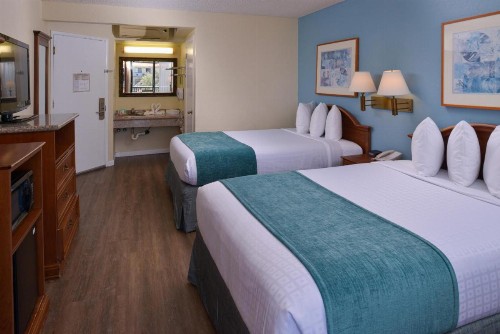 Edgewater Inn and Suites - image 26