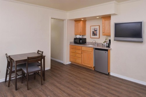 Edgewater Inn and Suites - image 29