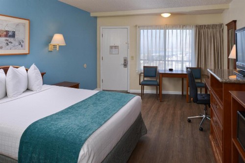 Edgewater Inn and Suites - image 30
