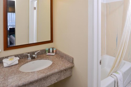 Edgewater Inn and Suites - image 31