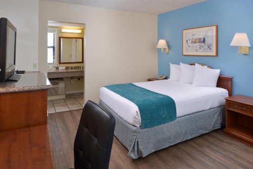 Edgewater Inn and Suites - image 32