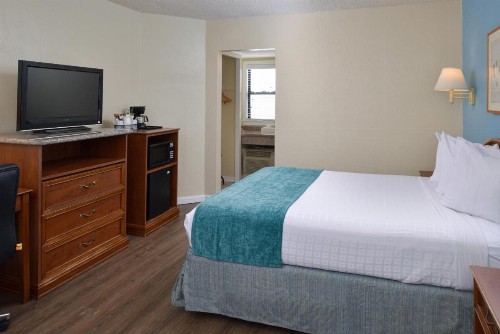 Edgewater Inn and Suites - image 33