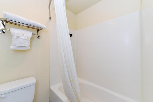 Edgewater Inn and Suites - image 34