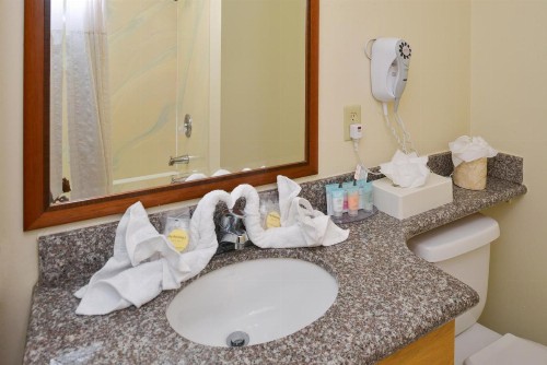 Edgewater Inn and Suites - image 35