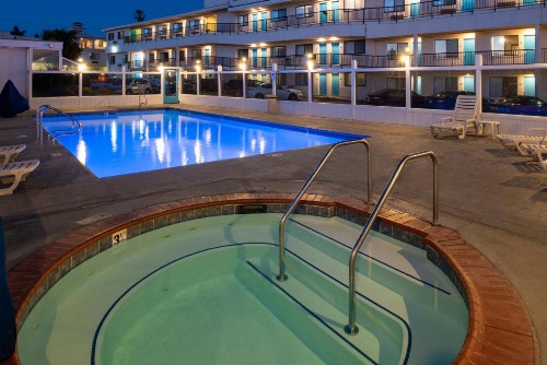 Edgewater Inn and Suites - image 38