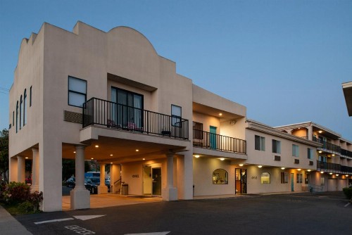 Edgewater Inn and Suites - image 44