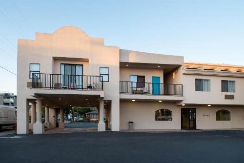 Edgewater Inn and Suites - image 46