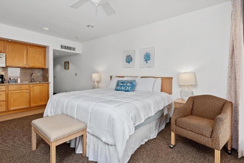 Beach House Inn & Suites - image 14