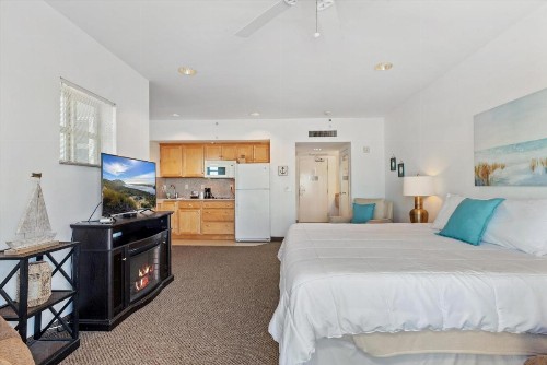 Beach House Inn & Suites - image 20
