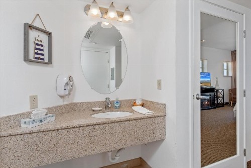 Beach House Inn & Suites - image 27