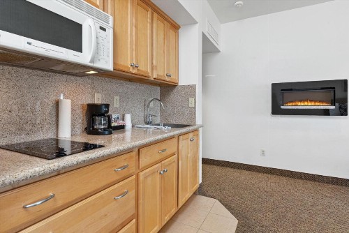 Beach House Inn & Suites - image 28