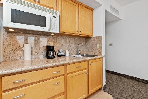 Beach House Inn & Suites - image 33