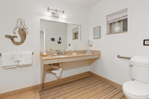 Beach House Inn & Suites - image 4