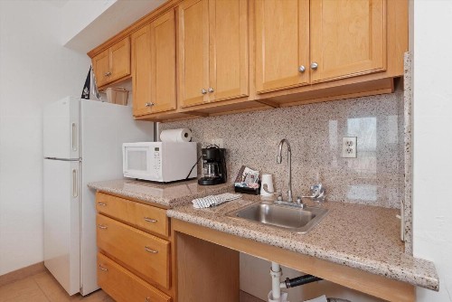 Beach House Inn & Suites - image 9