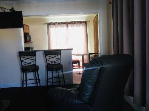 Dolphin Cove Motel - image 11