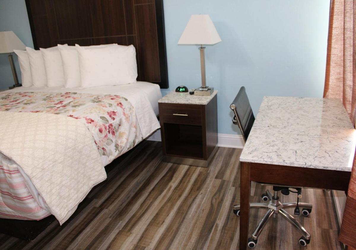 Dolphin Cove Motel - image 2