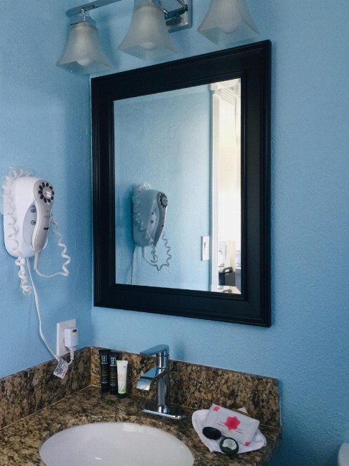 Dolphin Cove Motel - image 31
